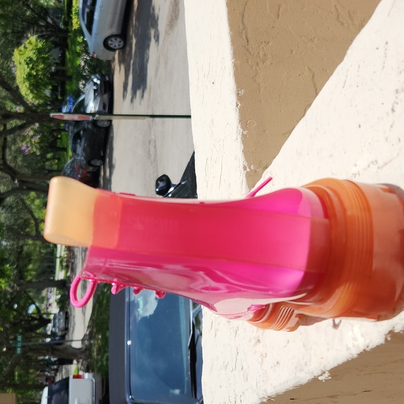 DONATING THIS WEEKEND IF NOT BOUGHT: Melissa boots size 7 for women - Picture 10 of 10